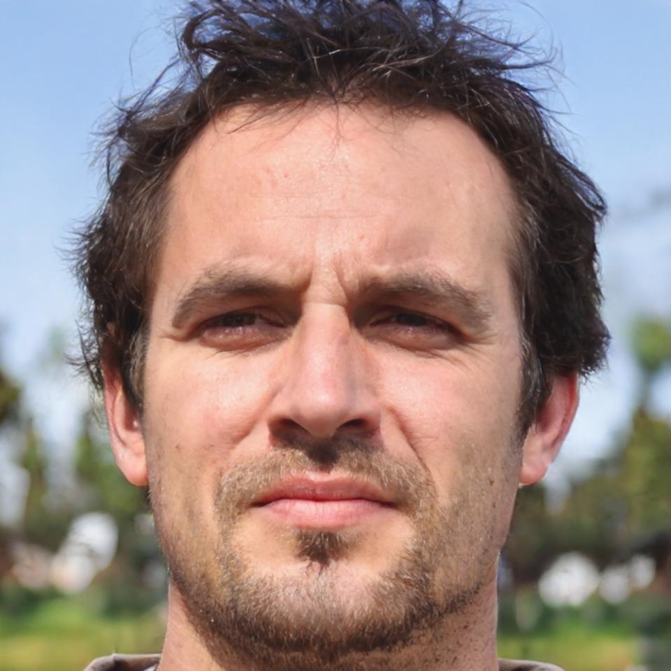 Portrait de Marc Durand, conseiller financier senior